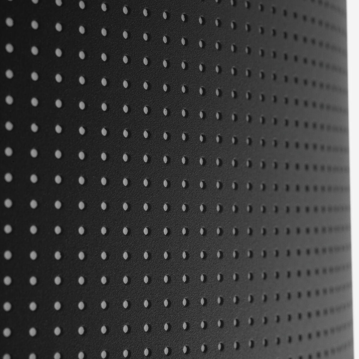 Nahaufnahme einer schwarzen »Vipp« Schreibtischlampe mit einem modernen, perforierten Design mit gleichmäßig verteilten kleinen Löchern.