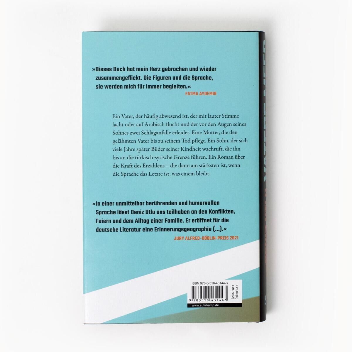 Rückseite eines Buches mit dem Titel 'Utlu, D: Vaters Meer'. Der Hintergrund ist hauptsächlich grün mit weißen und braunen diagonalen Streifen sowie einem rostrot-schwarzen Textblock. Zitate und eine kurze Inhaltsangabe sind abgedruckt. Ein Barcode und ISBN-Nummer sind ebenfalls sichtbar.