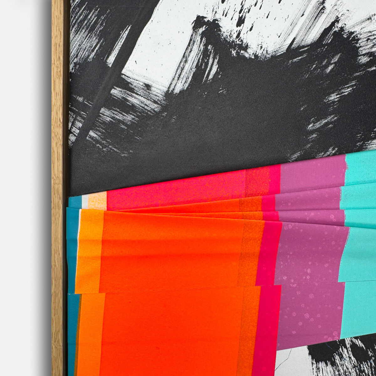 Detailaufnahme des Unikats »Gratitude - No.3« von Daniel Lisson. Farbschichten in kräftigem Orange, Pink und Türkis treffen auf expressive schwarz-weiße Strukturen, teils mit sichtbarer Textur. Geölter Eichenholzrahmen umfasst das Kunstwerk.