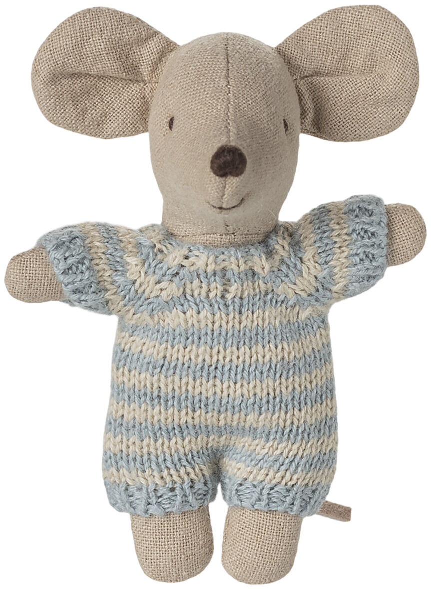 Kleine Stoffmaus mit gestricktem, hellblau-weiß gestreiftem Anzug, stehend und freundlich lächelnd, geeignet als Kuscheltier oder Geschenk für Kinder.