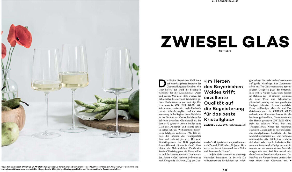 Buchseite aus dem Buch »Aus bester Familie« mit einer Darstellung von vier Weingläsern auf einem weißen Hintergrund und rotem Mohn im Hintergrund. Rechts oben steht 'ZWIESEL GLAS'.