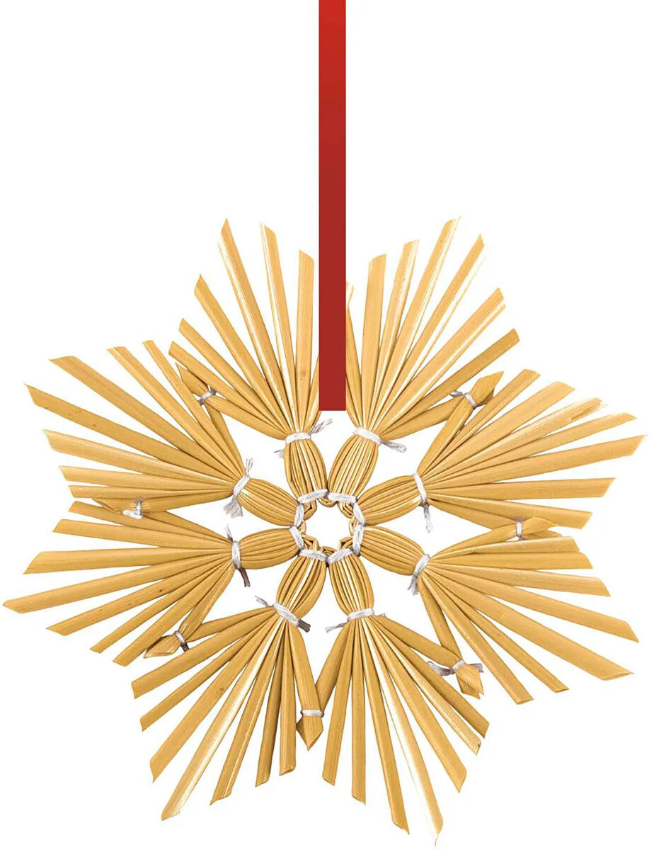 Detaillierter Strohstern mit mehreren Spitzen, filigran gearbeitet, traditionell weihnachtlich. Der Strohstern ist an einem roten Band zum Aufhängen befestigt. Perfekt als Baum- oder Geschenkdekoration, neutraler Hintergrund für Fokus auf das Dekorationsobjekt.