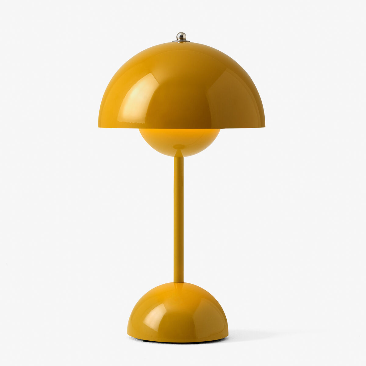 Gelbe, tragbare Tischleuchte mit modernem, minimalistischem Design auf weißem Hintergrund. Die Lampe besteht aus einer kugelförmigen Leuchtkörper und einem stabilen Standfuß.