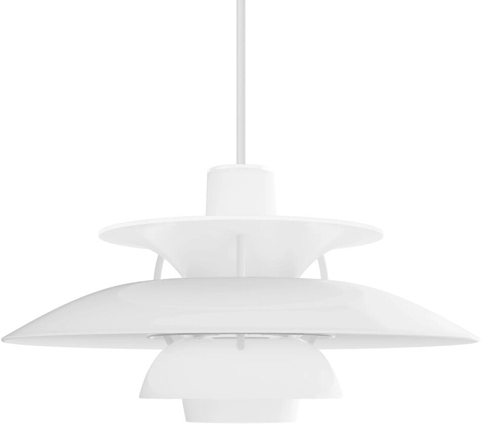 Weiße Hängeleuchte »PH 5 320« von Louis Poulsen, aus glänzendem Polymer mit drei Schirmen, die das Licht blendfrei nach unten und sanft in den Raum streuen. Das Design ist ikonisch und zeitlos, mit klaren Linien, geeignet für moderne Innenräume und Essbereiche.