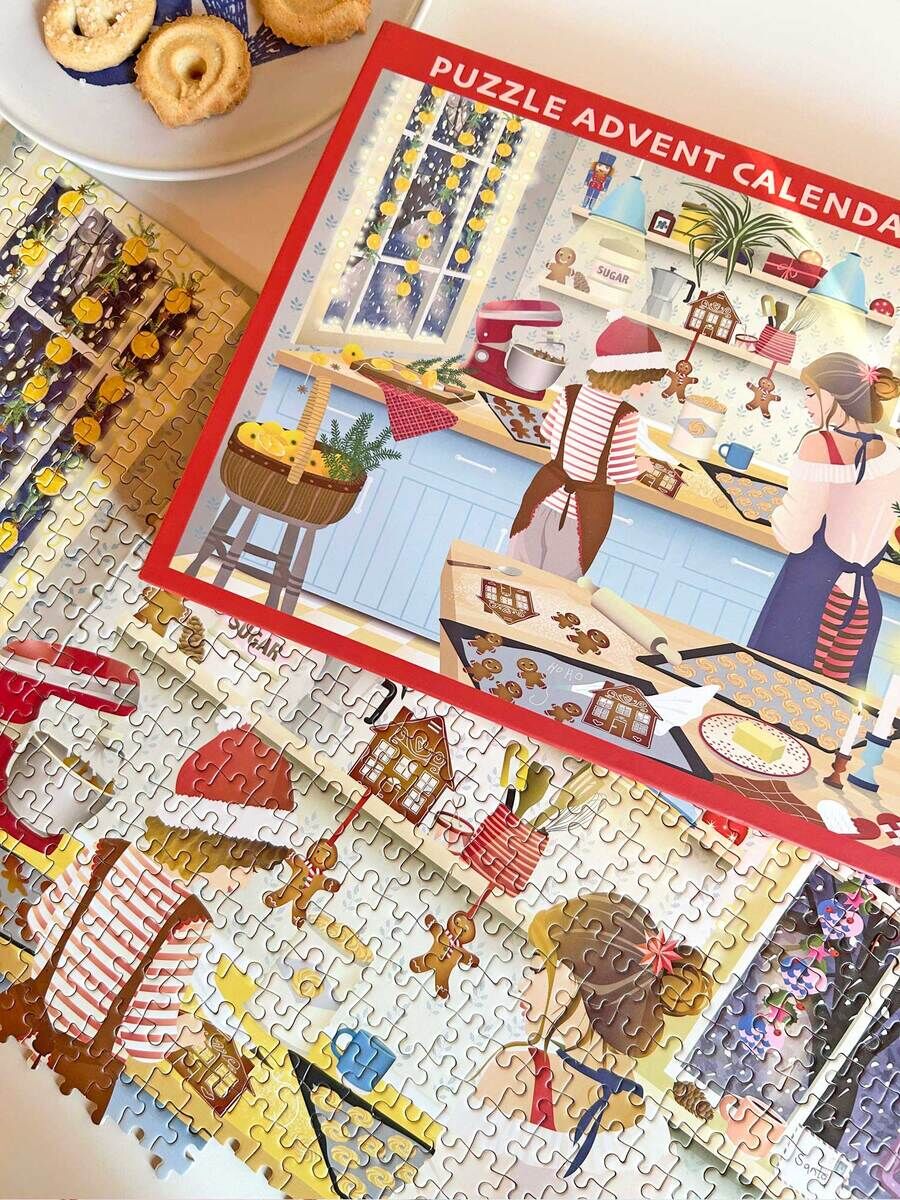 Das Bild zeigt den Puzzle-Adventskalender »Sweet Christmas« von VISSEVASSE. Die farbenfrohe Motiv-Illustration zeigt eine winterliche Küche mit zwei Personen beim Plätzchenbacken, vielen weihnachtlichen Details und steht als fertiges Puzzle wie auch auf der Verpackung.