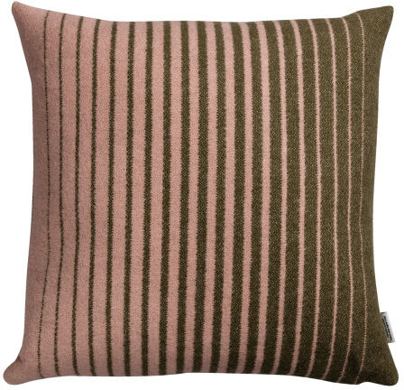 Quadratisches Kissen mit braunem und rosa Streifenmuster auf grünem Hintergrund. Skandinavisches Design; ideal für moderne Wohnräume.
