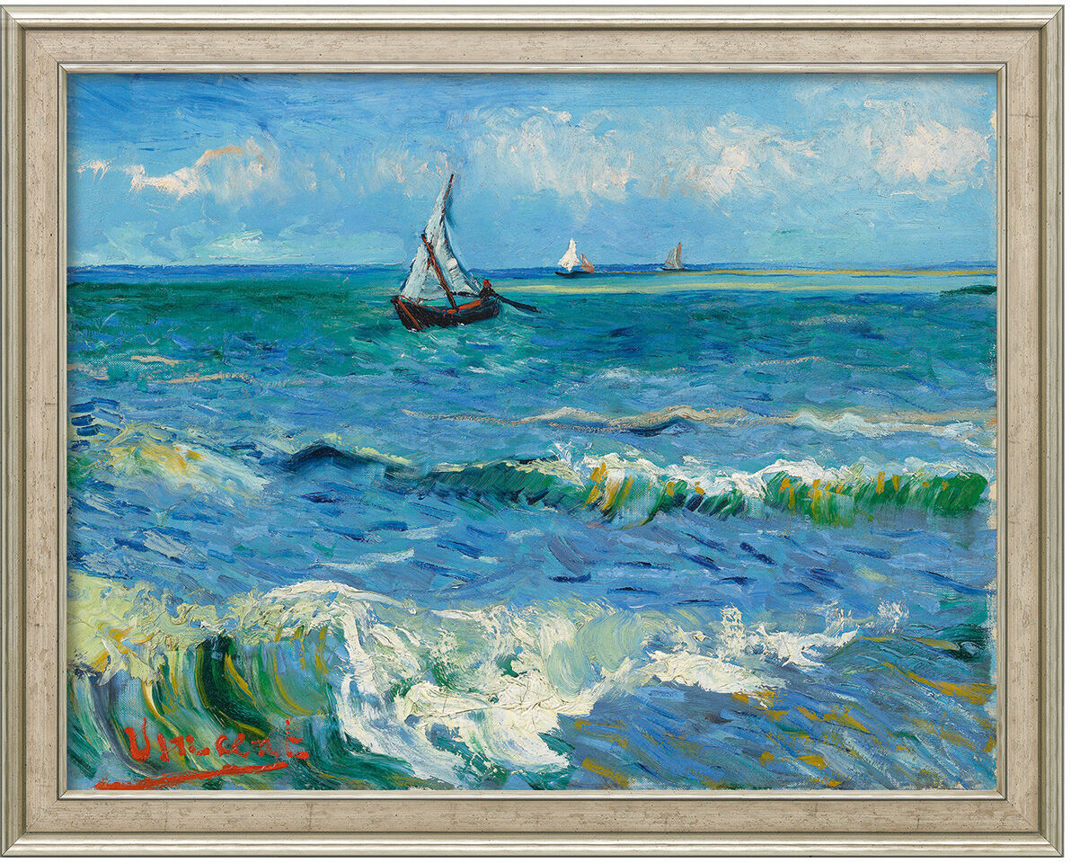 Ein Gemälde von Vincent van Gogh mit dem Titel »Das Meer bei Les Saintes-Maries-de-la-Mer«. Es zeigt eine dynamische Seelandschaft mit kraftvollen Wellen und drei Segelbooten am Horizont. Die dominierenden Farben sind Blau, Weiß, Grün und Gelb. In der unteren linken Ecke ist die charakteristische Signatur Van Goghs in roter Farbe sichtbar.