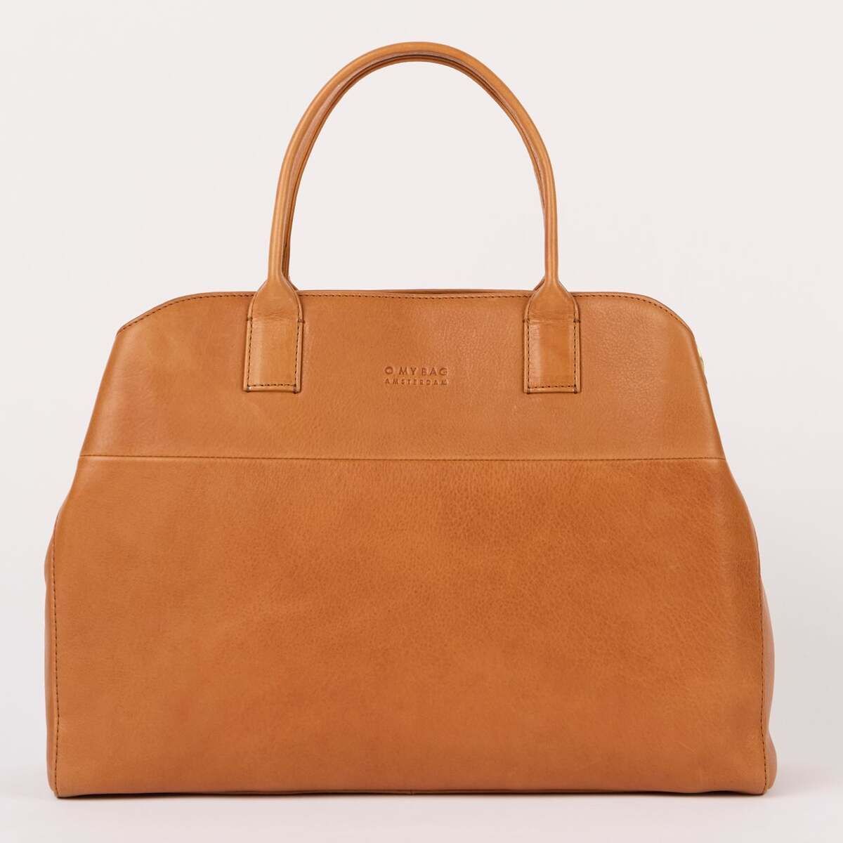 Große Schultertasche in hellbrauner Lederoptik mit zwei Henkeln, schlichtes und elegantes Design, stehend vor hellem Hintergrund fotografiert.