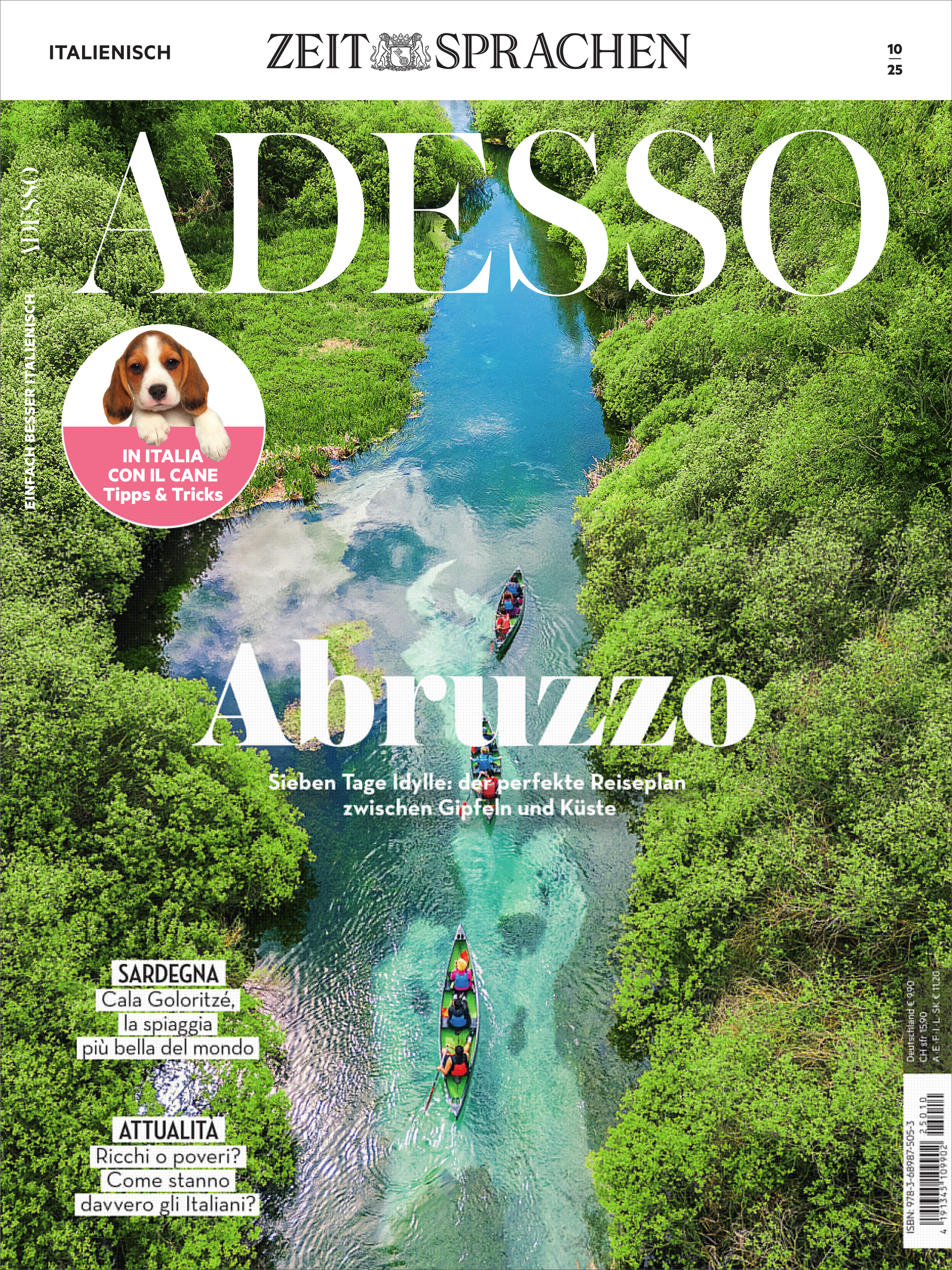 Titelbild des Adesso Magazins Ausgabe 10/2025 mit einer Luftaufnahme eines klaren Flusses in einer grünen Landschaft. Mehrere bunte Kajaks fahren auf dem Wasser, umgeben von dichten Bäumen. Der Titel liest 'Abruzzo - Sieben Tage Idylle: der perfekte Reiseplan zwischen Gipfeln und Küste'.