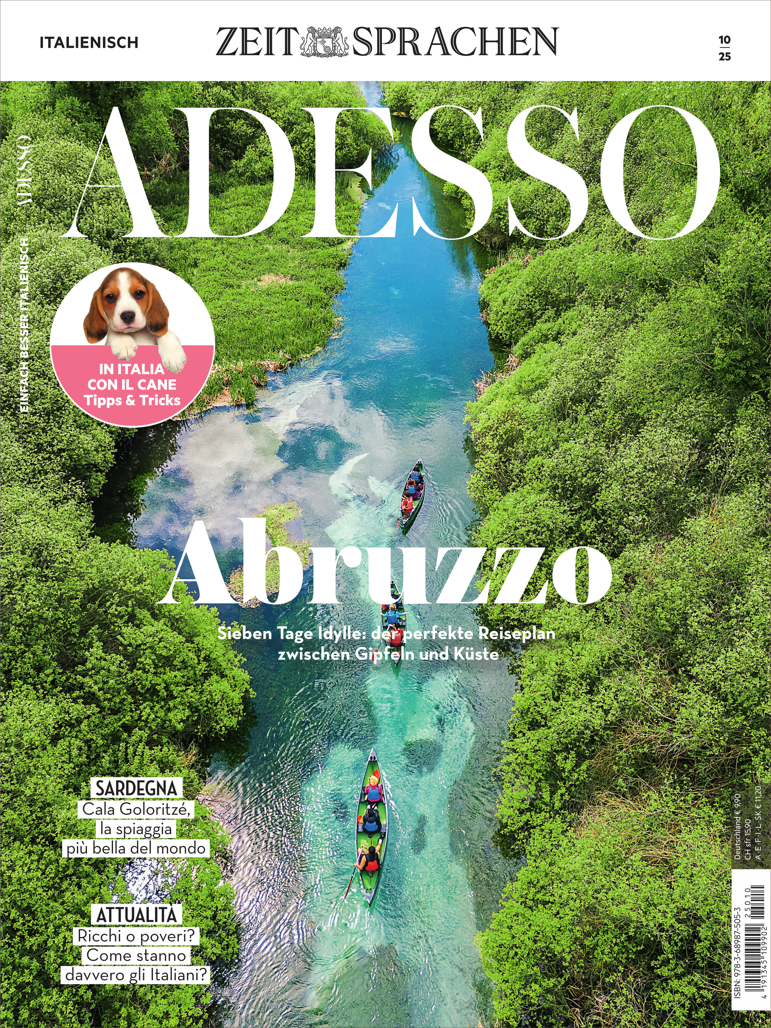 Titelbild des Adesso Magazins Ausgabe 10/2025 mit einer Luftaufnahme eines klaren Flusses in einer grünen Landschaft. Mehrere bunte Kajaks fahren auf dem Wasser, umgeben von dichten Bäumen. Der Titel liest 'Abruzzo - Sieben Tage Idylle: der perfekte Reiseplan zwischen Gipfeln und Küste'.