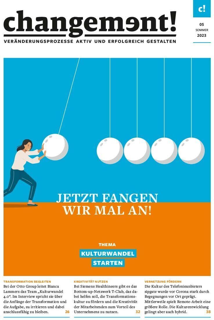 Cover des Magazins 'changement' Ausgabe 05/2023 mit dem Thema 'Der Wandel zur agilen Kultur'. Eine Illustration zeigt eine Person, die eine Newton-Pendel in Bewegung setzt. Der Hintergrund ist blau, der untere Teil orange mit weißem Text.
