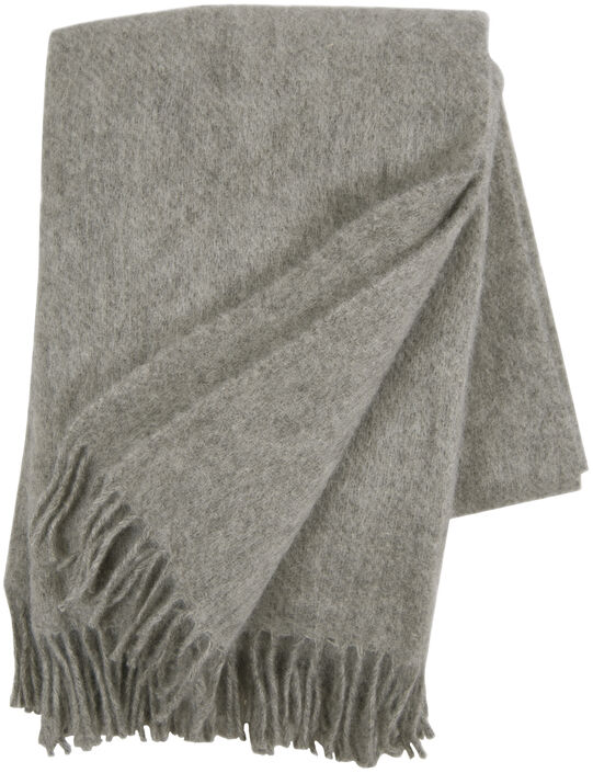 Eine dunkelgraue Decke mit Fransen, bekannt als »Gotland«, liegt gefaltet auf weißem Hintergrund. Sie wirkt weich und kuschelig.