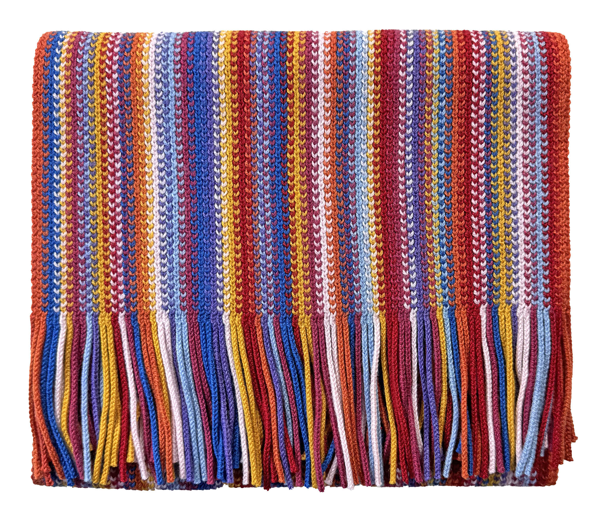 Ein gefalteter Merinoschal mit auffälligem Streifenmuster in Rot, Blau, Gelb, Weiß und Orange. Die Enden sind mit langen, bunten Fransen versehen. Das Foto hebt die weiche Textur und die hochwertigen Strickdetails hervor.