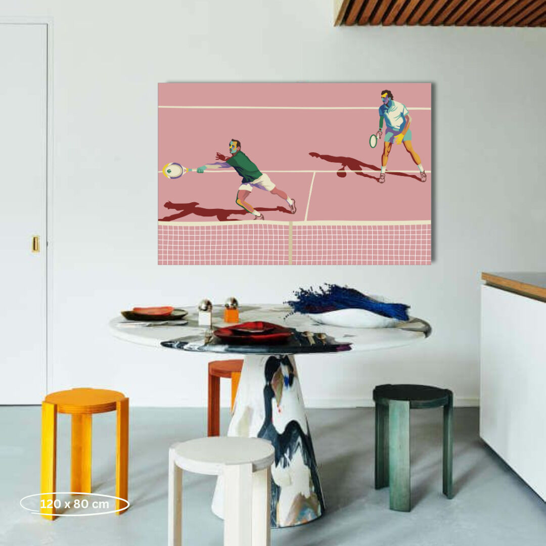 Ein DIY Malen nach Zahlen Set mit einem Tennis-Motiv. Zwei Tennisspieler sind abgebildet, die in Bewegung auf einem Tennisplatz zu sehen sind. Das Bild ist in rosa, grün, blau, gelb und weiß gehalten und hängt über einem modernen Tisch in einem Raum.