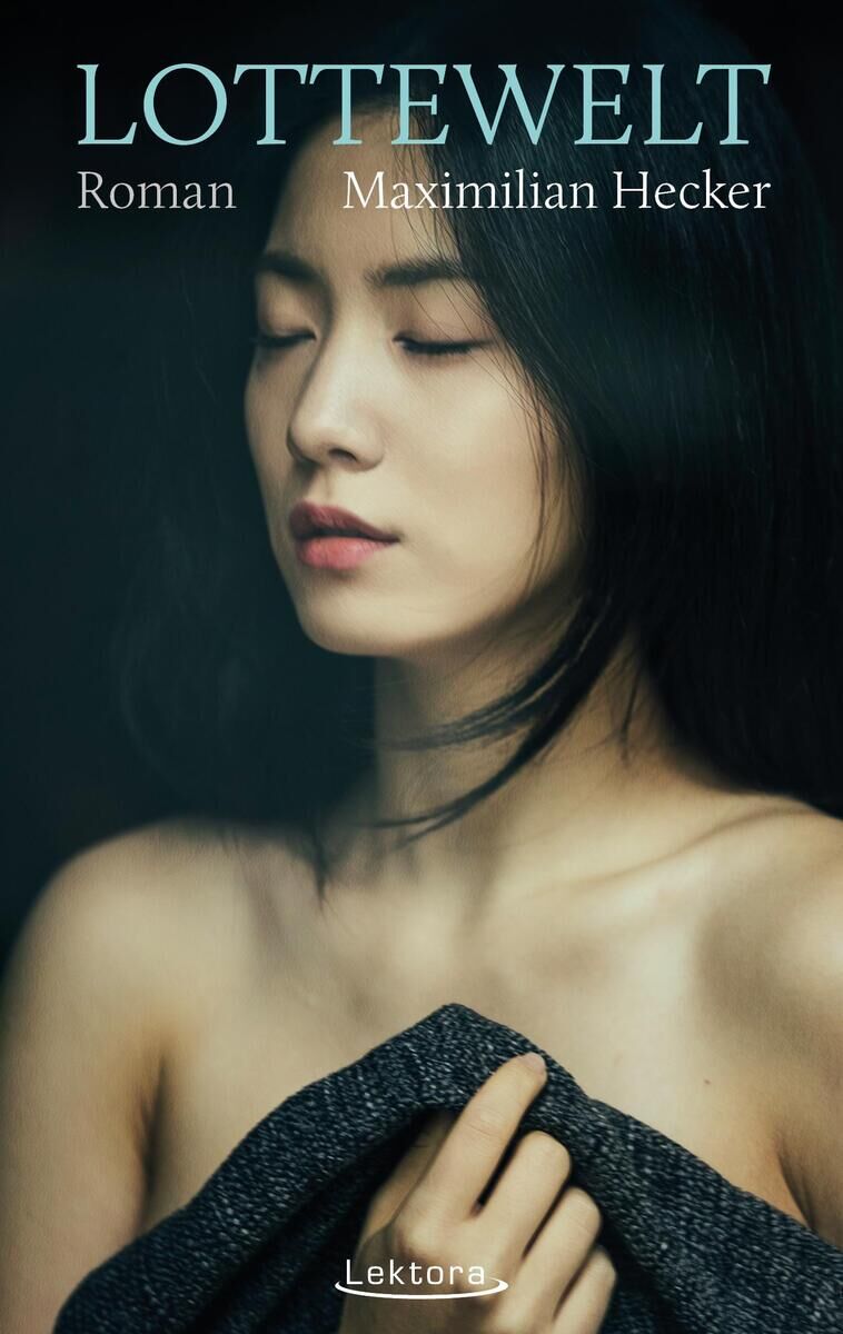 Cover des Buches 'Lottewelt' von Maximilian Hecker, das eine asiatische Frau zeigt, die die Augen geschlossen hält und einen dunklen Schal hält.