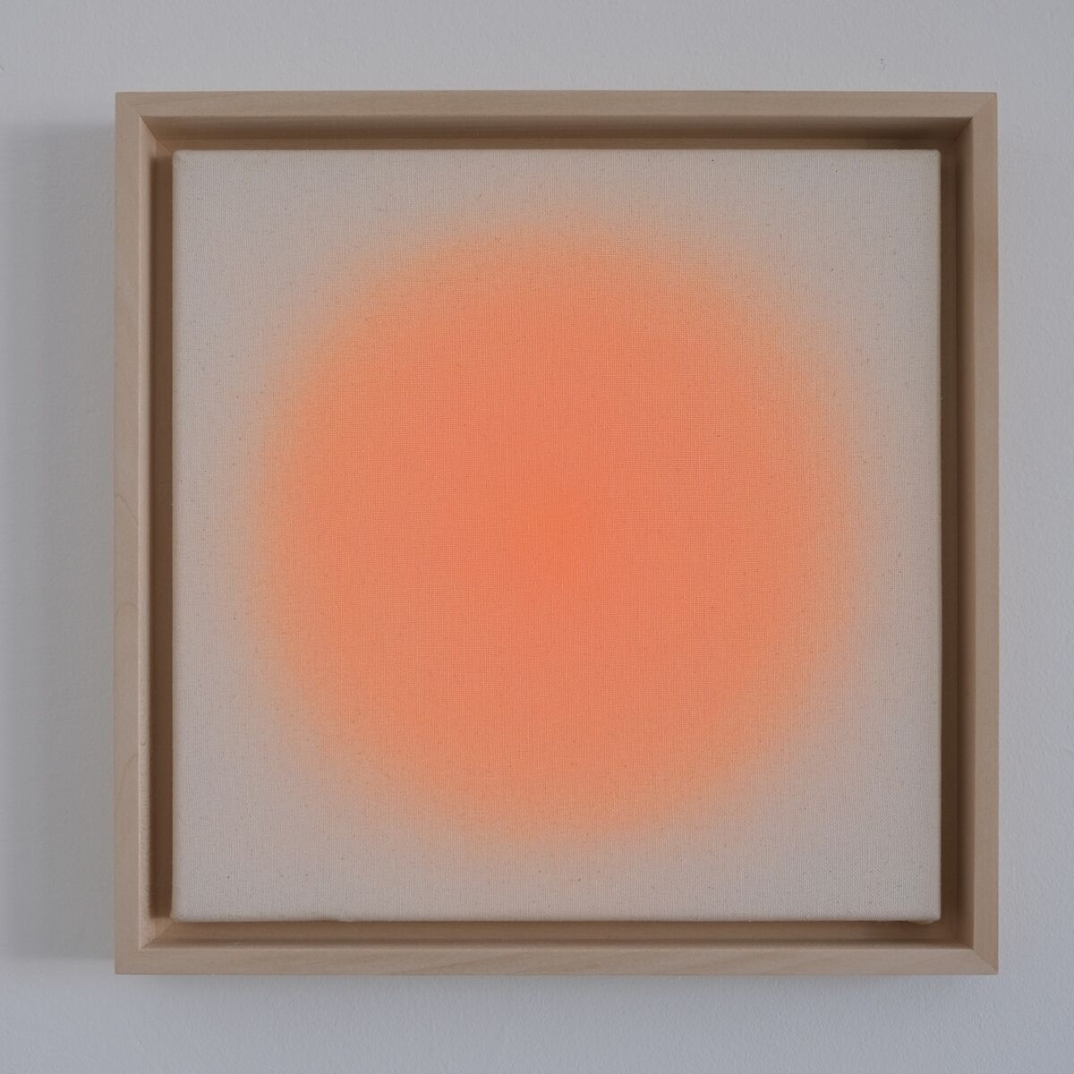 Quadratisches Kunstwerk in Naturholz-Rahmen mit leuchtend orangefarbenem Kreis auf hellem, beigem Hintergrund. Modernes, minimalistisches Design geeignet als Wanddekoration.