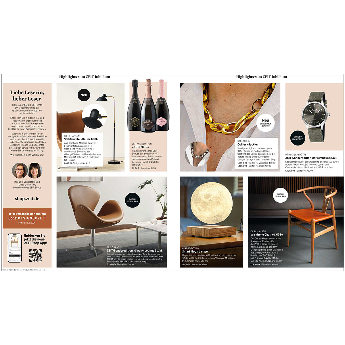 Sehr detaillierte Abbildung einer Doppelseite des Katalogs "Design-Highlights 1/2026" von DIE ZEIT. Gezeigt werden elegante Möbelstücke wie Design-Sessel, eine goldene Gliederkette, eine edle Herrenarmbanduhr, eine Mondlampe, eine schwarze Tischlampe, Flaschen mit Sekt sowie informative Textfelder auf hellem Hintergrund. Harmonische, ruhige Farbgestaltung in hellen und warmen Tönen.