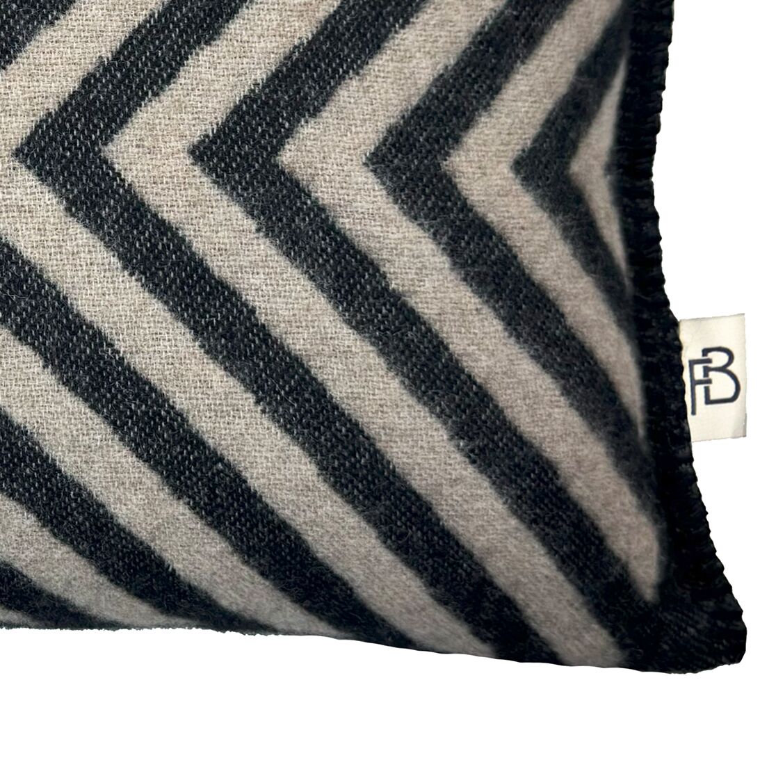 Ein stilvoller Kissenbezug aus Kaschmir mit einem schwarz-grauen Zickzack-Streifenmuster. Ideal für moderne Wohnräume und als luxuriöses Wohnaccessoire geeignet.