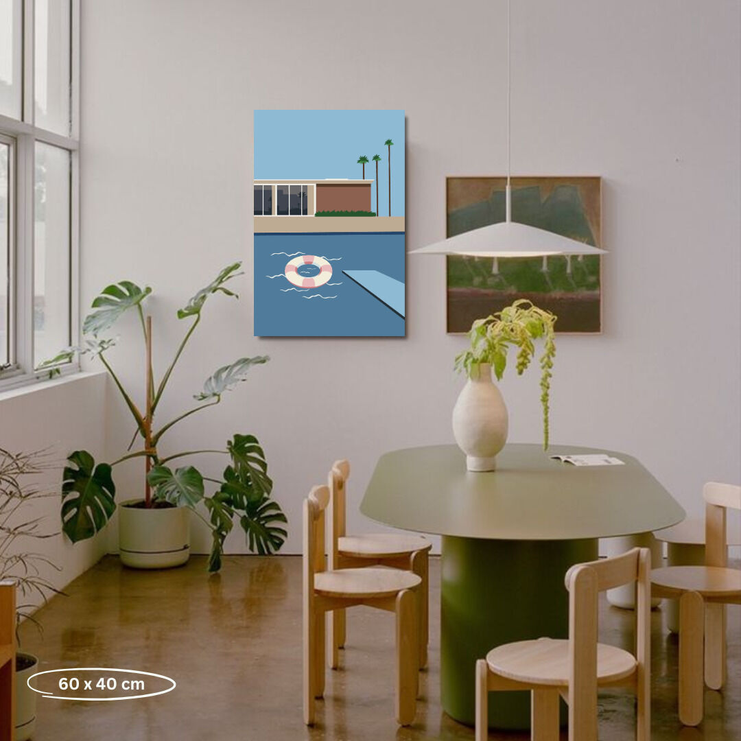 Ein Wohnzimmer mit einem runden, grünen Tisch und vier Holzstühlen. Eine moderne Pflanze steht in einem weißen Blumentopf auf dem Boden. An der Wand hängt ein Kunstwerk im Malen nach Zahlen Stil mit einem Pool-Motiv und der Beschriftung 'No Splash'. Der Fußboden ist aus dunklem Holz.