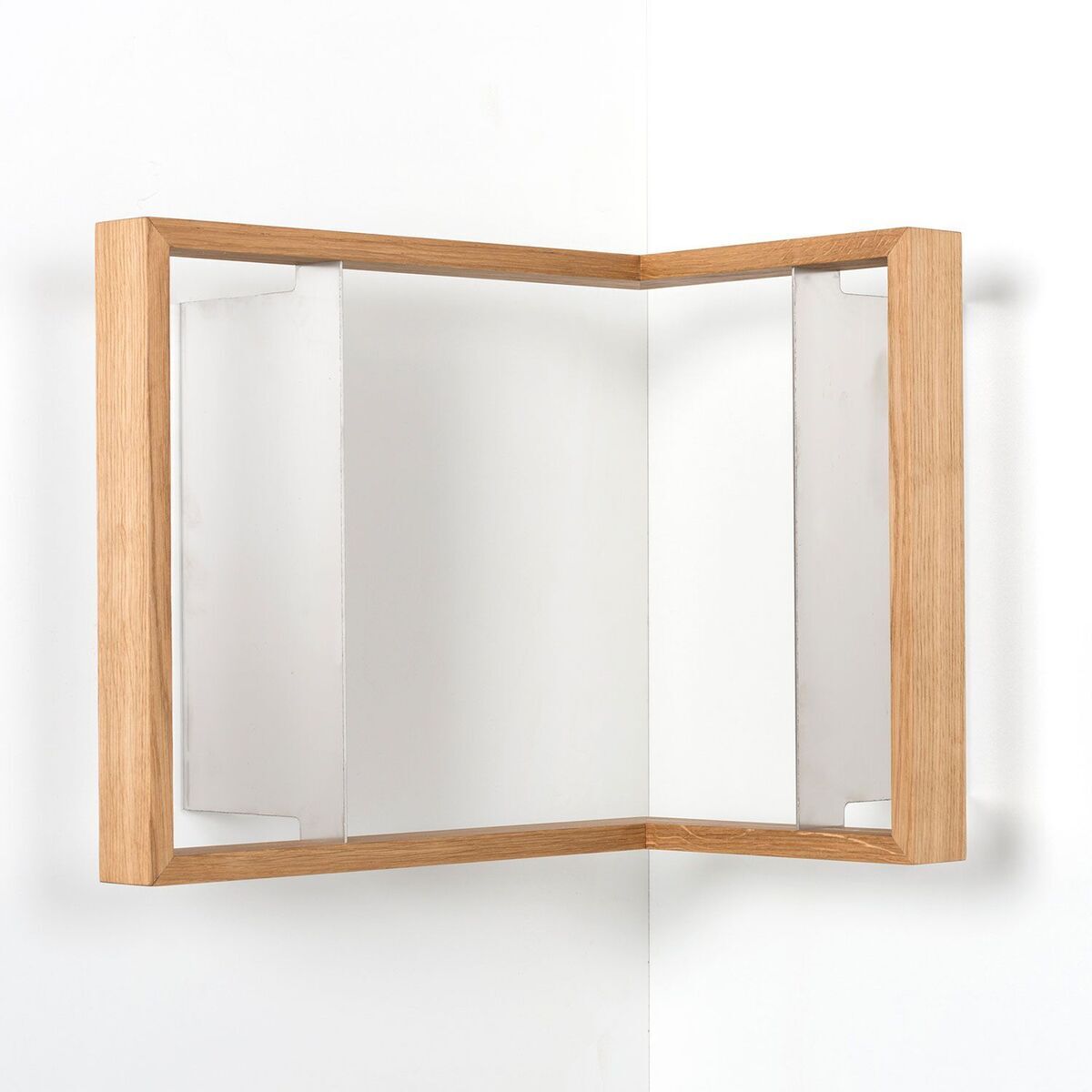 Ein Eckregal aus hellem Holz mit modernem Design, das in eine weiße Wand integriert ist.