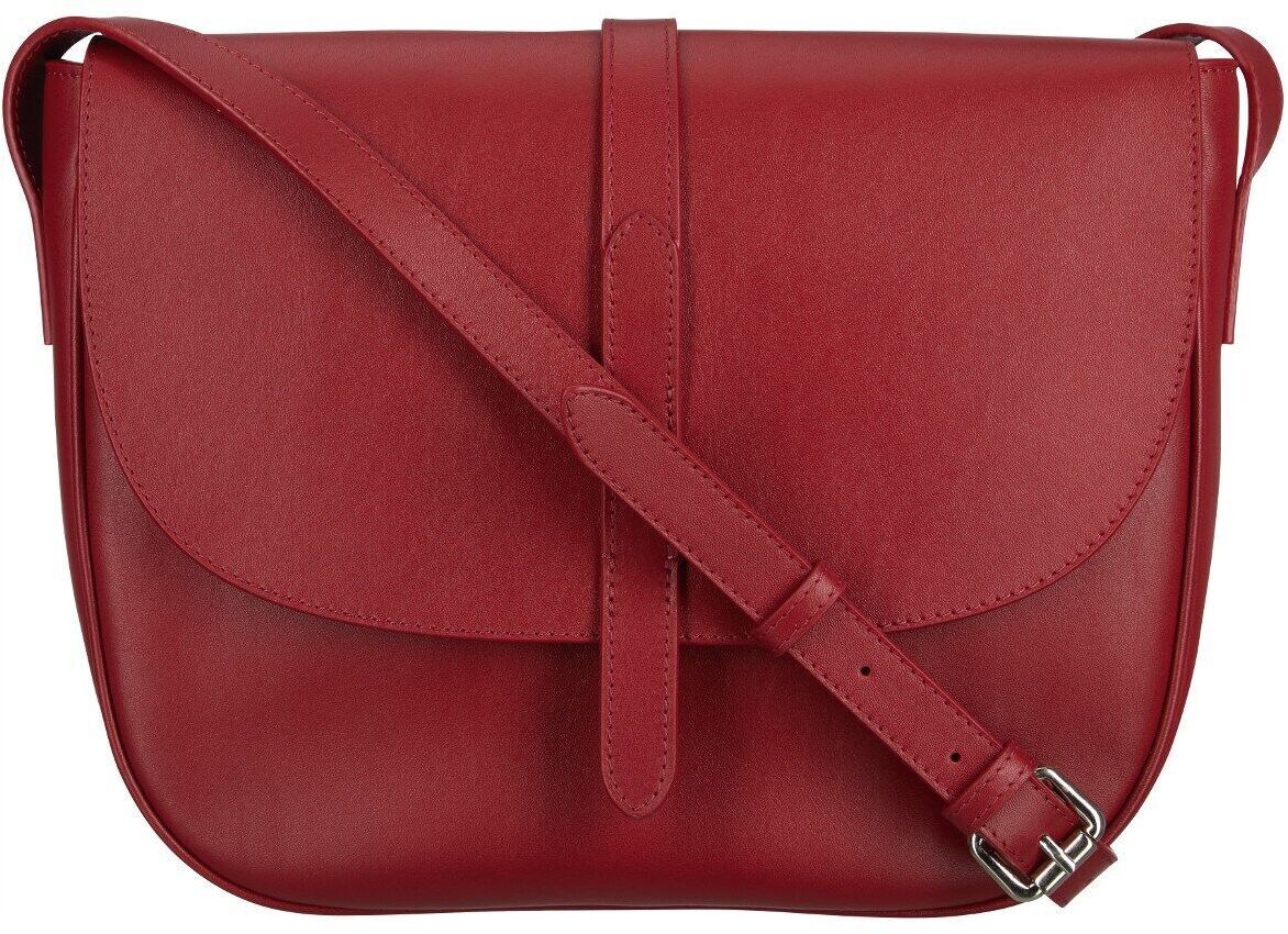 Eine rote Umhängetasche aus Leder, bekannt als »Saddle Bag Femme«. Die Tasche hat einen eleganten Verschluss und einen verstellbaren Schultergurt. Eine stilvolle Ergänzung für jedes Outfit.