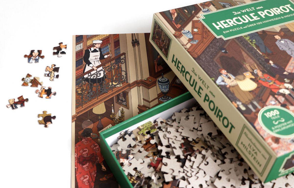 Das Bild zeigt ein geöffnetes Puzzle-Set mit dem Titel »Die Welt von Hercule Poirot«. Der Karton ist grün und zeigt Illustrationen, die Figuren und Szenerien aus Hercule Poirots Geschichten darstellen. Ein teilweise zusammengesetztes Puzzle ist sichtbar sowie lose Puzzleteile, die um den Karton verstreut sind.