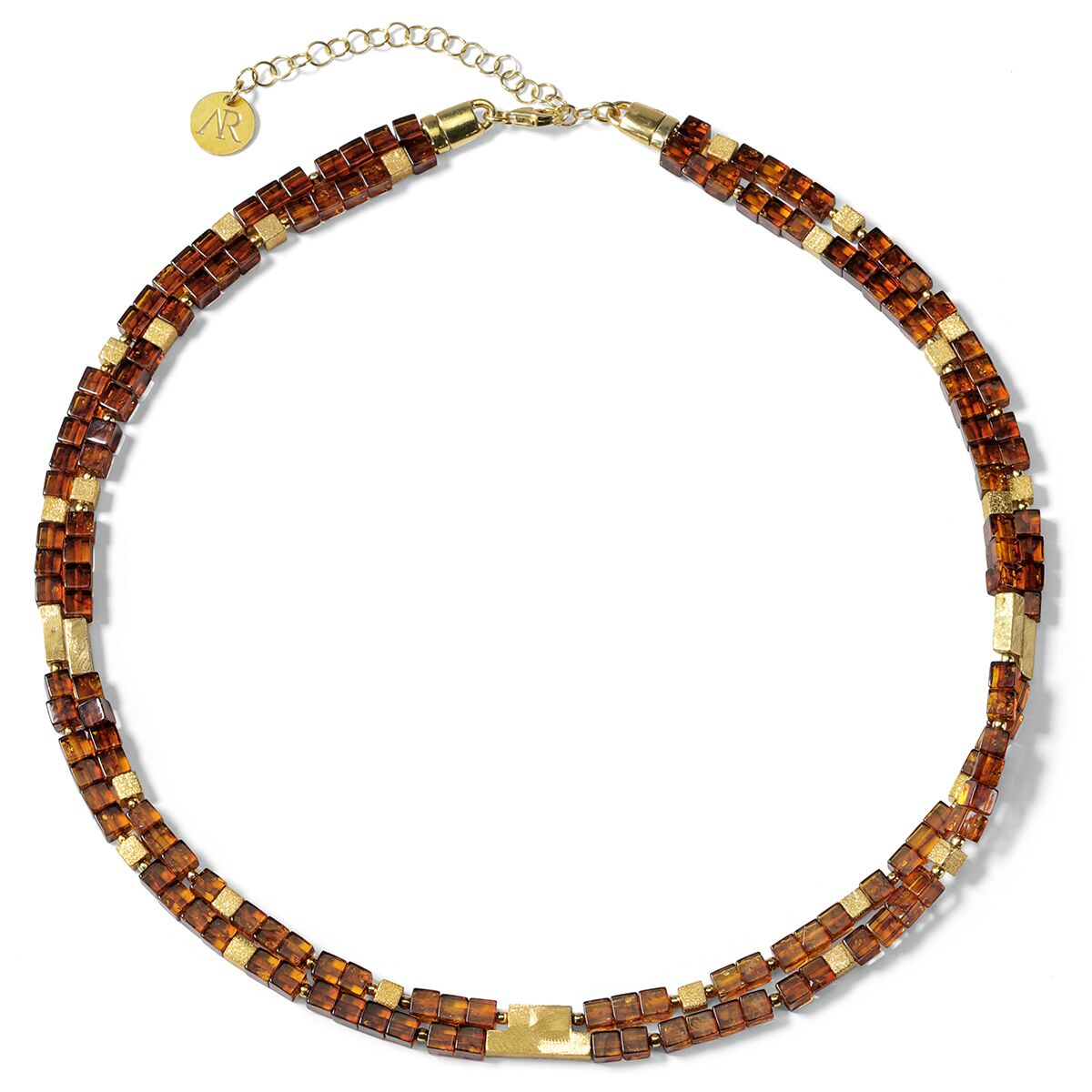 Das Bild zeigt ein elegantes Collier der Marke Ars mundi, Produktname 'Bernstein-Schmuckset »Annabele«'. Die Kette besteht aus regelmäßigen, würfelförmigen Bernstein-Elementen und abgesetzten, goldfarbenen Zwischenteilen aus 925er-Sterlingsilber. Der Verschluss ist goldfarben und beinhaltet einen kleinen Markenanhänger.