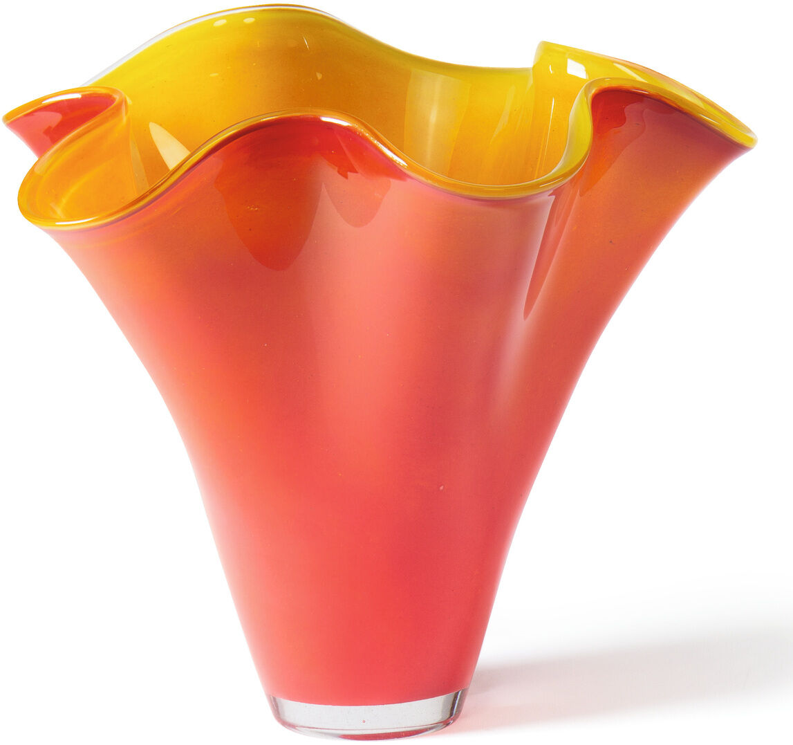 Handgefertigte Glasvase »Jardin« in leuchtendem Farbverlauf von tiefem Rot zu warmem Gelb, erinnert an einen geöffneten Blütenkelch. Glänzende, hochwertig verarbeitete Glasoberfläche mit sanften Schwüngen. Standfest auf glattem Untergrund, 22,5 x 30 cm groß, strahlt zeitlose Eleganz aus.