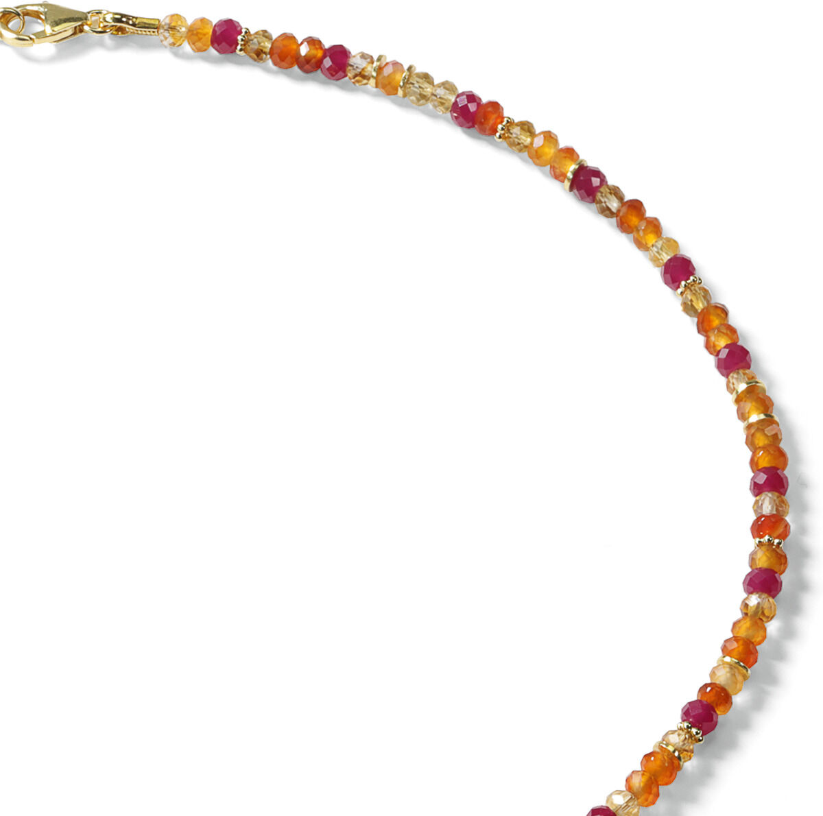 Das Bild zeigt das Collier aus dem Schmuckset »Annabelle« von Ars mundi. Die Kette besteht aus facettierten Steinen in Tönen von Zitrin, Karneol und Korund sowie vergoldeten Elementen. Der Karabinerverschluss ist goldfarben. Länge: 43 cm.