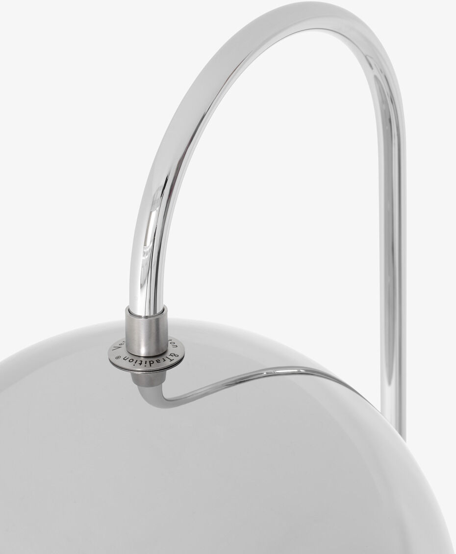 Eleganter Blumentopf VP12 mit einer glänzenden, silbernen Oberfläche und einem minimalistischen Design an einem geschwungenen, polierten Metallgriff.