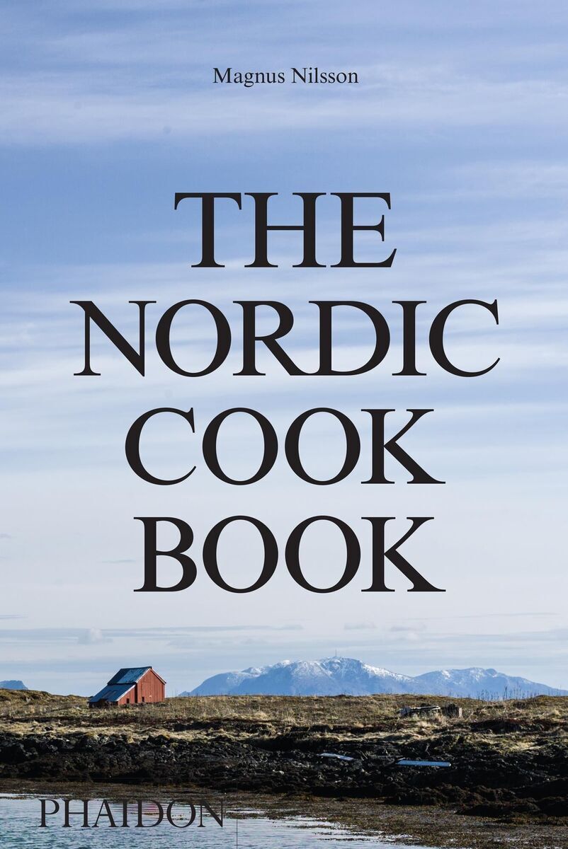 Ein Buchcover des 'The Nordic Cookbook' von Magnus Nilsson. Das Cover zeigt eine eindrucksvolle nordische Landschaft mit einem kleinen roten Haus vor einer Bergkulisse und einem weiten Himmel. Der Titel ist in großen Buchstaben zentriert, der Verlag 'Phaidon' ist unten links angegeben.