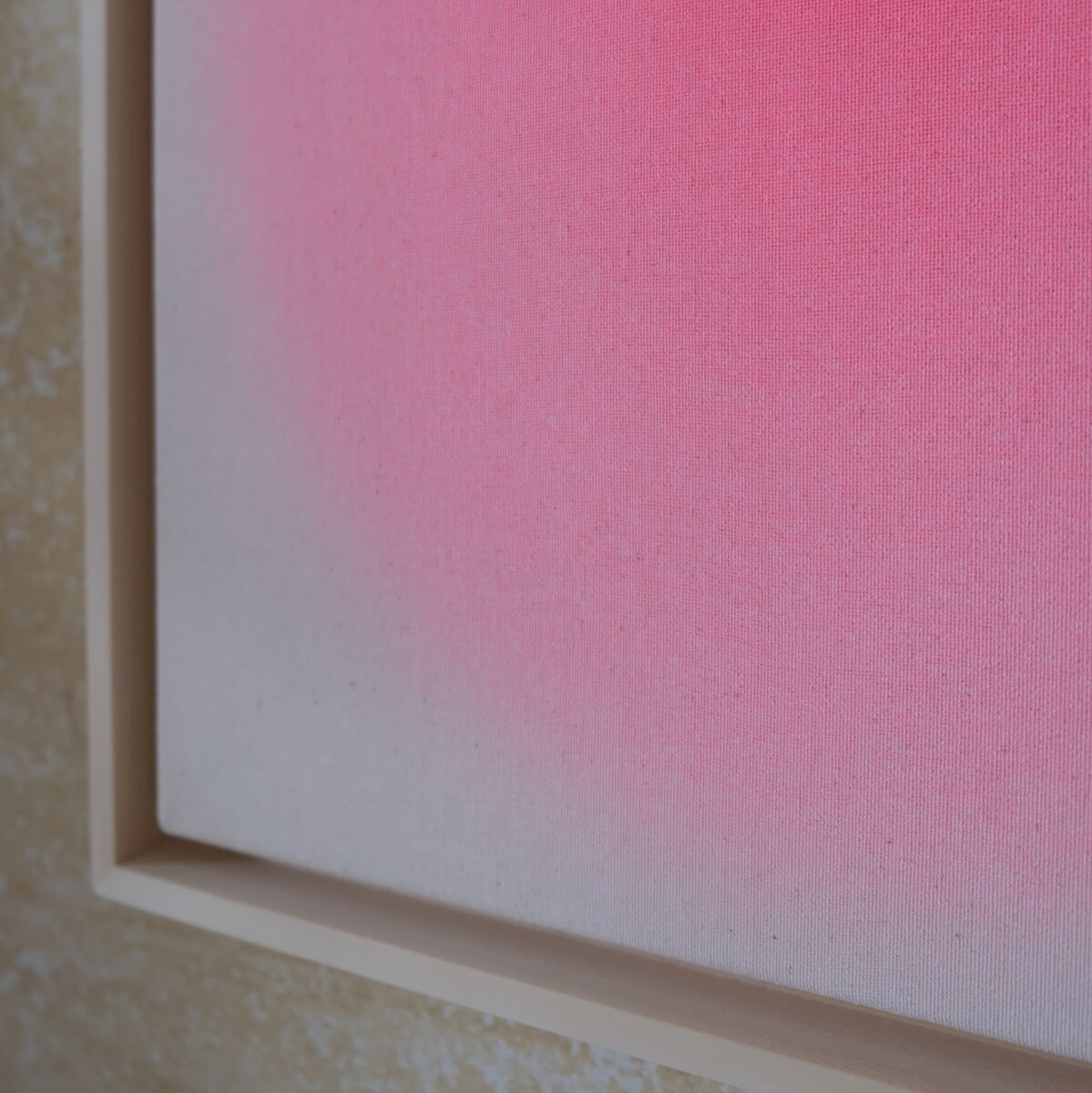 Ein Kunstwerk im Format 50x40cm mit einem sanften Farbübergang von Beige zu Pink, umrahmt von einem schlichten Rahmen. Ideal für moderne und minimalistische Inneneinrichtungen.