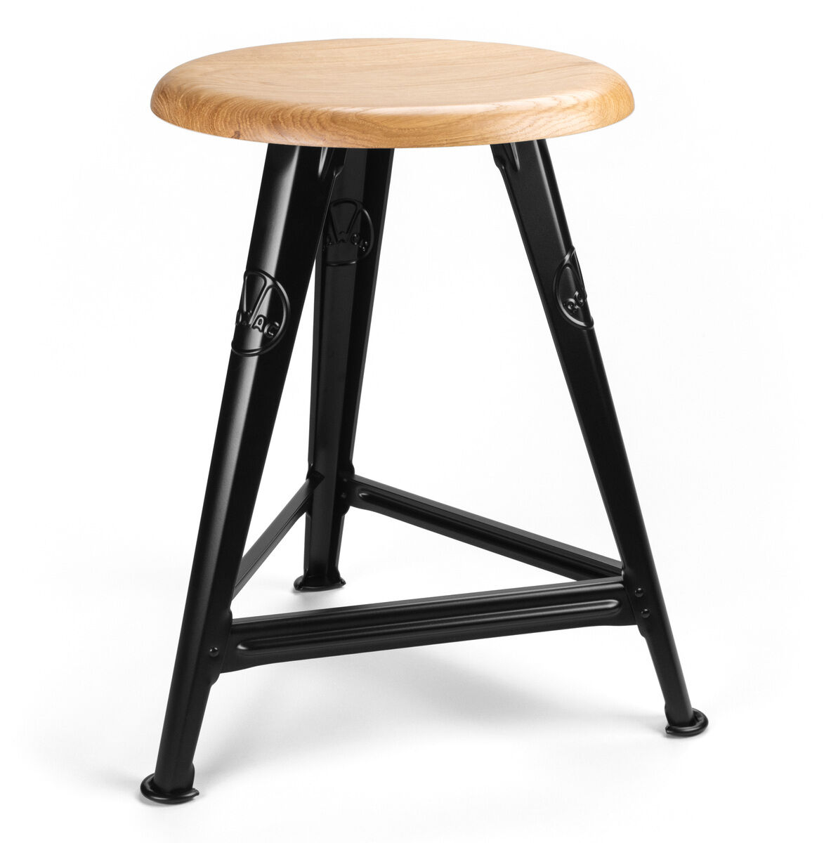 Der Rowac-Schemel ist ein hochwertiger Hocker mit einer runden Sitzfläche aus Eichenholz und einem mattschwarzen Metallgestell. Er hat ein minimalistisches und industrielles Design, das für verschiedene Wohn- oder Arbeitsumgebungen geeignet ist.