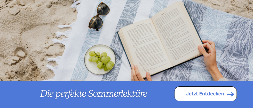Link zur Kategorie Sommerlektüre. Eine Person liest ein Buch auf einem Strandhandtuch im Sand neben einer Sonnenbrille und einem Teller grüner Trauben. Im Vordergrund steht der Text 'Die perfekte Sommerlektüre' und ein Button mit der Aufschrift 'Jetzt Entdecken'.
