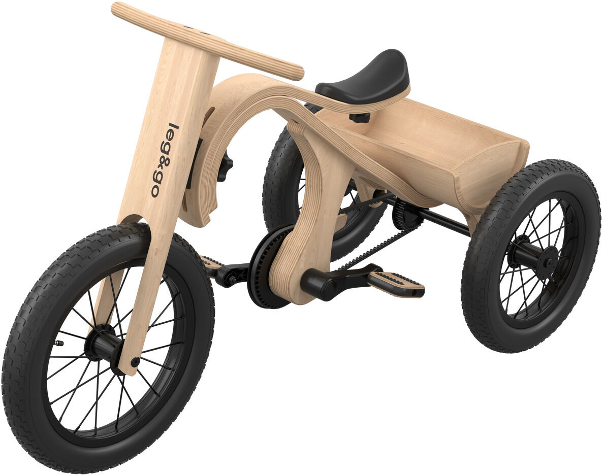 Erweiterung für ein Laufrad aus hellem Holz, die das Fahrrad in ein Dreirad mit drei schwarzen Luftreifen und einem schwarzen Sattel umwandelt, geeignet für kleine Kinder zur Förderung des Gleichgewichts und der Motorik.