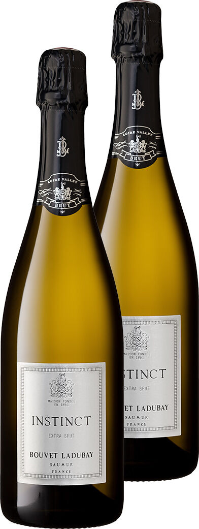 Zwei Flaschen der ZEIT-Sonderedition »Crémant de Loire« von Bouvet in eleganten schwarzen und goldenen Flaschen. Beide Flaschen stehen nebeneinander und zeigen ein edles Design mit einem subtilen Etikett, das den Namen und die Marke hervorhebt.