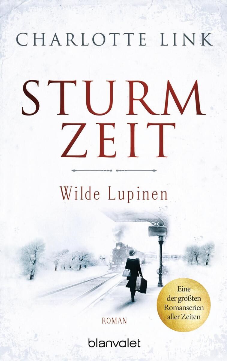Buchcover von 'Sturmzeit - Wilde Lupinen' von Charlotte Link, veröffentlicht bei Blanvalet Verlag. Das Cover zeigt eine weiße Winterlandschaft mit einem schneebedeckten Weg und einem einsame gehenden Person in Schwarz. Oben steht der Titel in roter Schrift und der Autorinnenname in Schwarz.