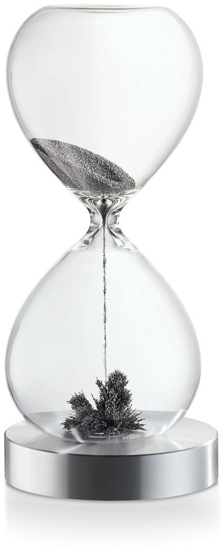 Sanduhr mit transparentem Glas, gefüllt mit schwarzen, magnetischen Metallpartikeln, die sich auf einem silbernen Sockel sammeln. Stilvolle und moderne Dekoration.