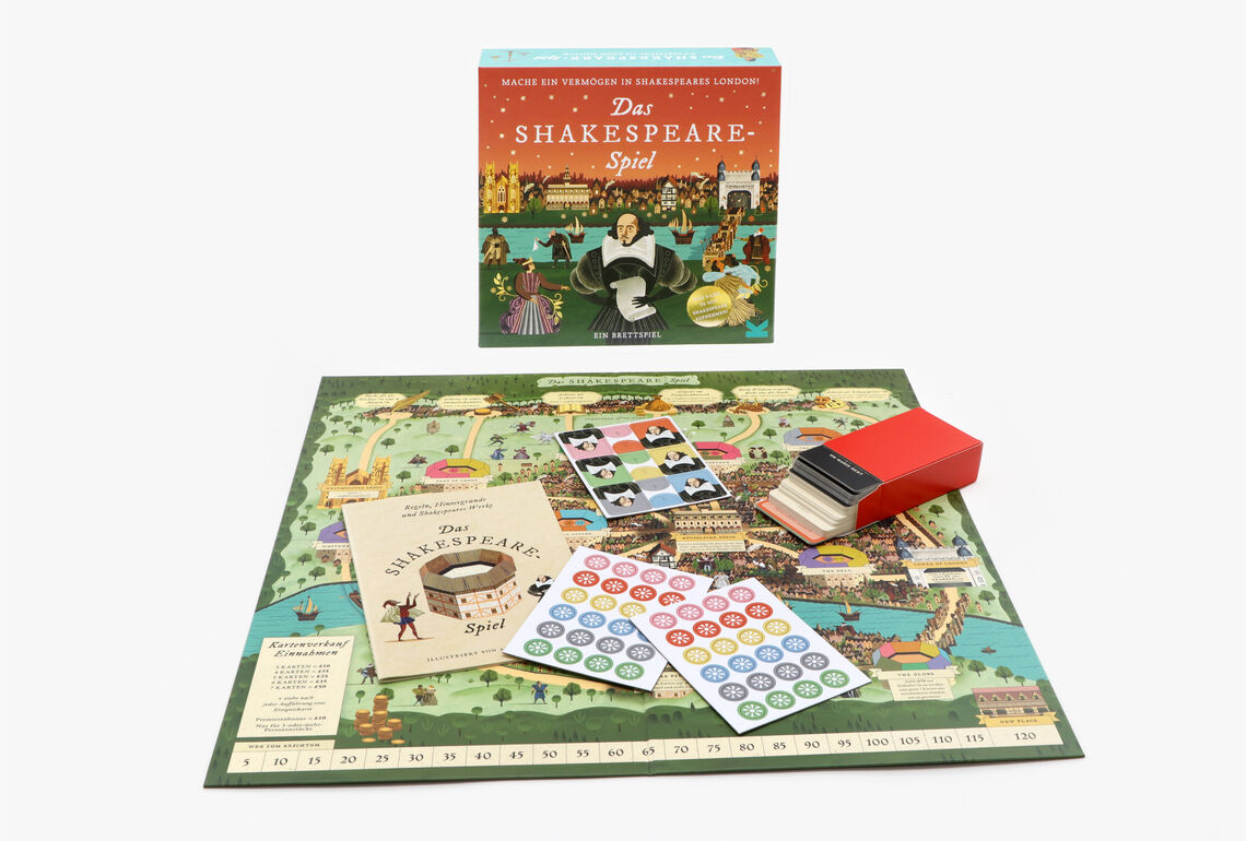 Ein Brettspiel namens 'Das Shakespeare-Spiel' ist auf einem Tisch ausgebreitet. Es gibt ein Spielbrett mit verschiedenen farbigen Bereichen, Spielkarten, Chips mit Symbolen, einen Würfel und eine Spielanleitung. Die Spielschachtel zeigt eine bunte Abbildung der Renaissance-Ära. Das Spiel scheint eine Mischung aus Wissen und Strategie zu sein, inspiriert von William Shakespeare.