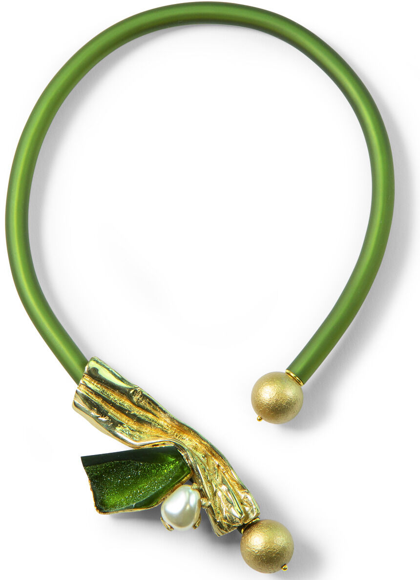 Ein einzigartiges, handgefertigtes Collier namens 'Forest' von Anna Mütz. Die Kette ist in einem lebendigen Grün gehalten, verziert mit goldenen Metallelementen und einer Perle. Ideal für modebewusste Liebhaber von Kunst und Design.