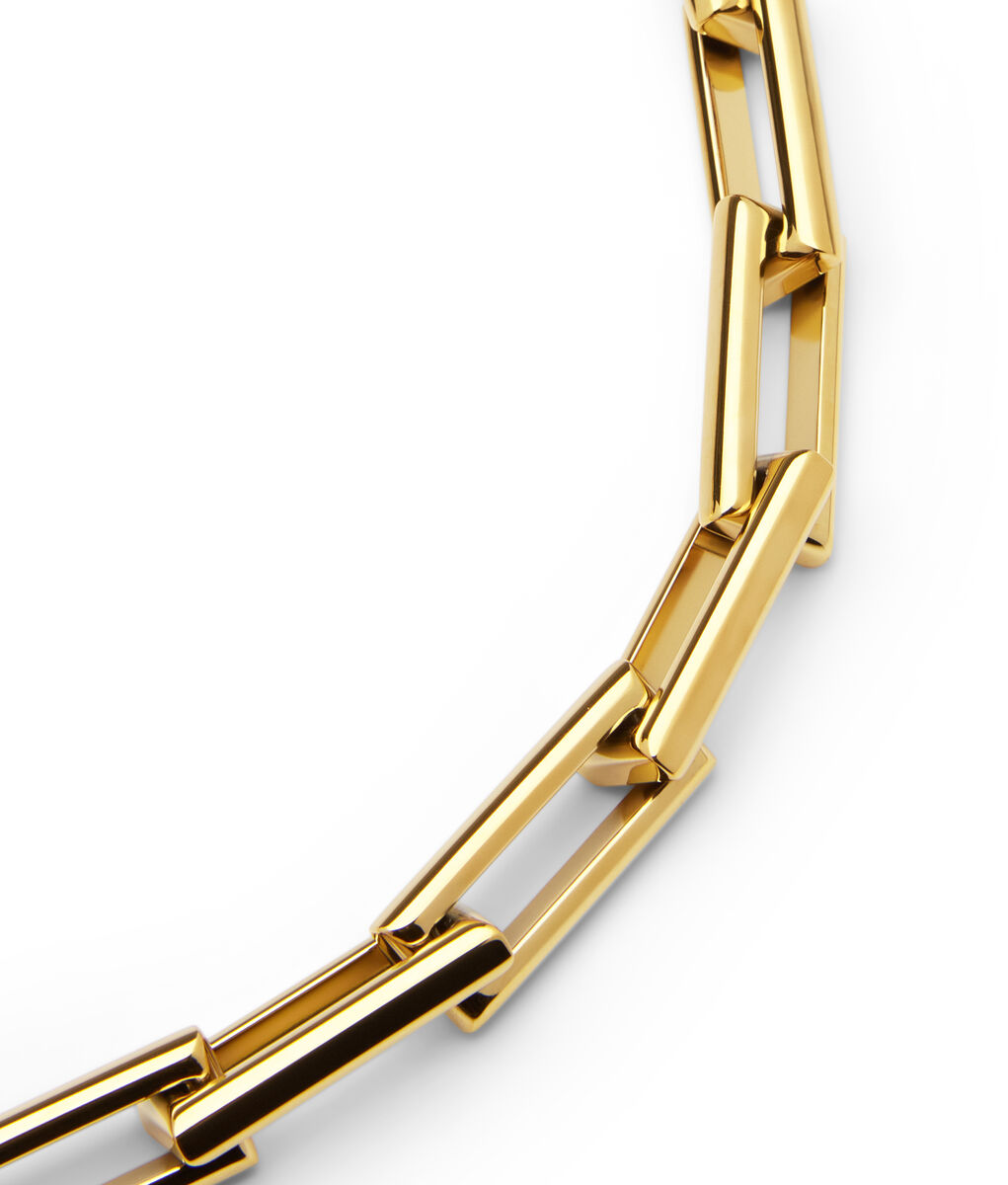 Nahaufnahme einer modernen Gliederhalskette in goldener Farbe auf weißem Hintergrund. Die Kette zeigt stilvolle längliche Kettenglieder und eignet sich als elegantes Schmuckstück für diverse festliche Anlässe.