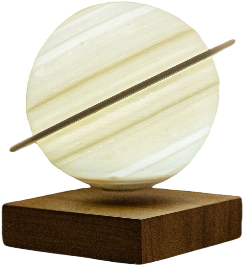 Eine schwebende, beleuchtete Lampe in der Form eines Planeten, angebracht auf einer braunen Holzbasis. Die Lampe hat ein modernes und futuristisches Design, das sowohl dekorativ als auch funktional ist.