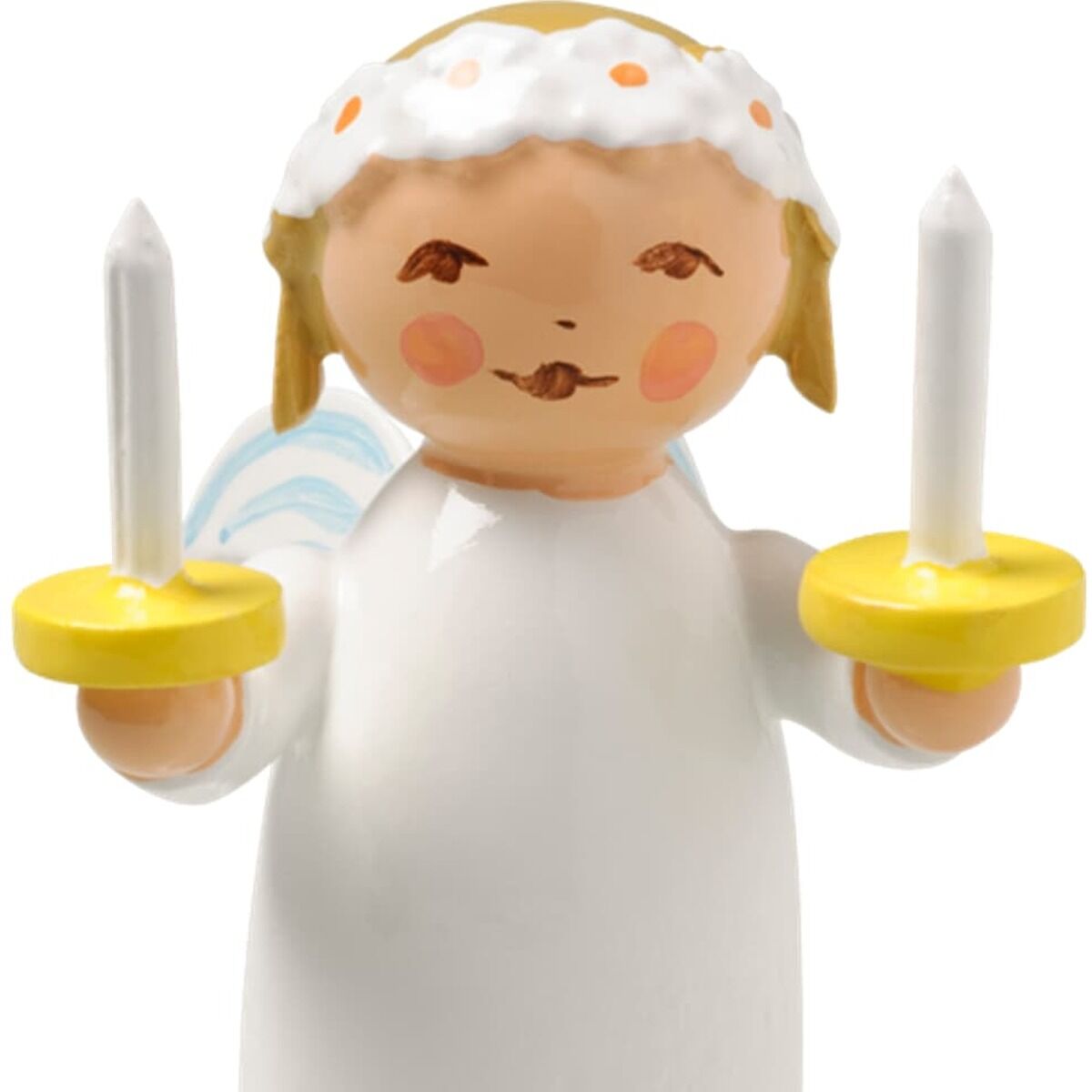 Freigestellte Produktaufnahme der 4 cm hohen Holzfigur »Gratulantenengel mit zwei Kerzen« von Wendt & Kühn. Der Engel steht auf einem runden weißen Sockel, trägt ein schlichtes weißes Gewand und hält zwei schlanke weiße Kerzen in leuchtend gelben Tellern. Sichtbar sind hellblaue Flügel, blondes Haar und eine weiße, orange gepunktete Haube.