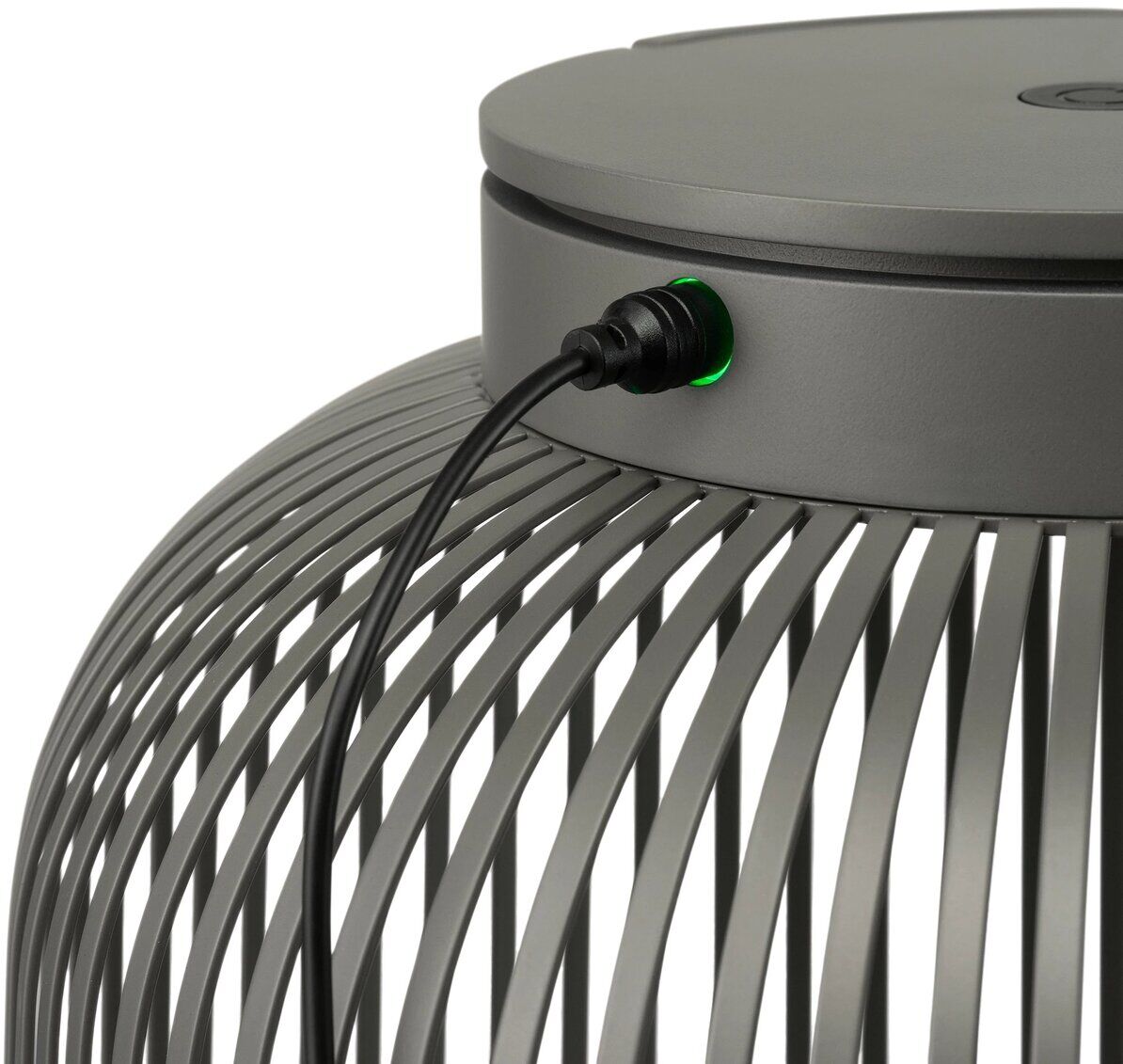 Mobile LED Leuchte 'LITO' Größe M in modernem Design, graue Gitterstruktur, mit USB-Anschluss und schwarzem Kabel, grünes Licht zeigt den Ladezustand an.