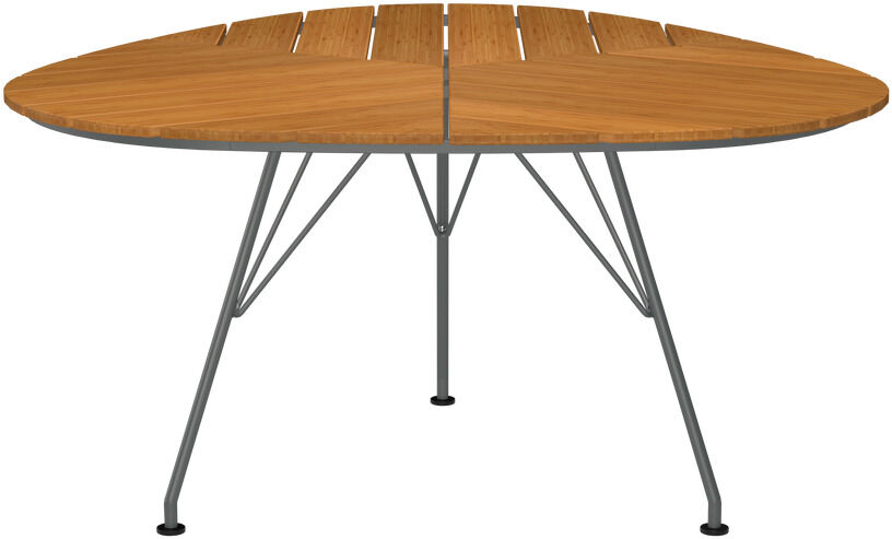 Das Bild zeigt den Gartentisch »LEAF«, einen runden Tisch mit einer Tischplatte aus braunem Holz und einem stabilen, silbernen Aluminiumgestell. Der Tisch hat ein modernes und zugleich zeitloses Design und eignet sich perfekt für den Außenbereich wie Gärten oder Terrassen.