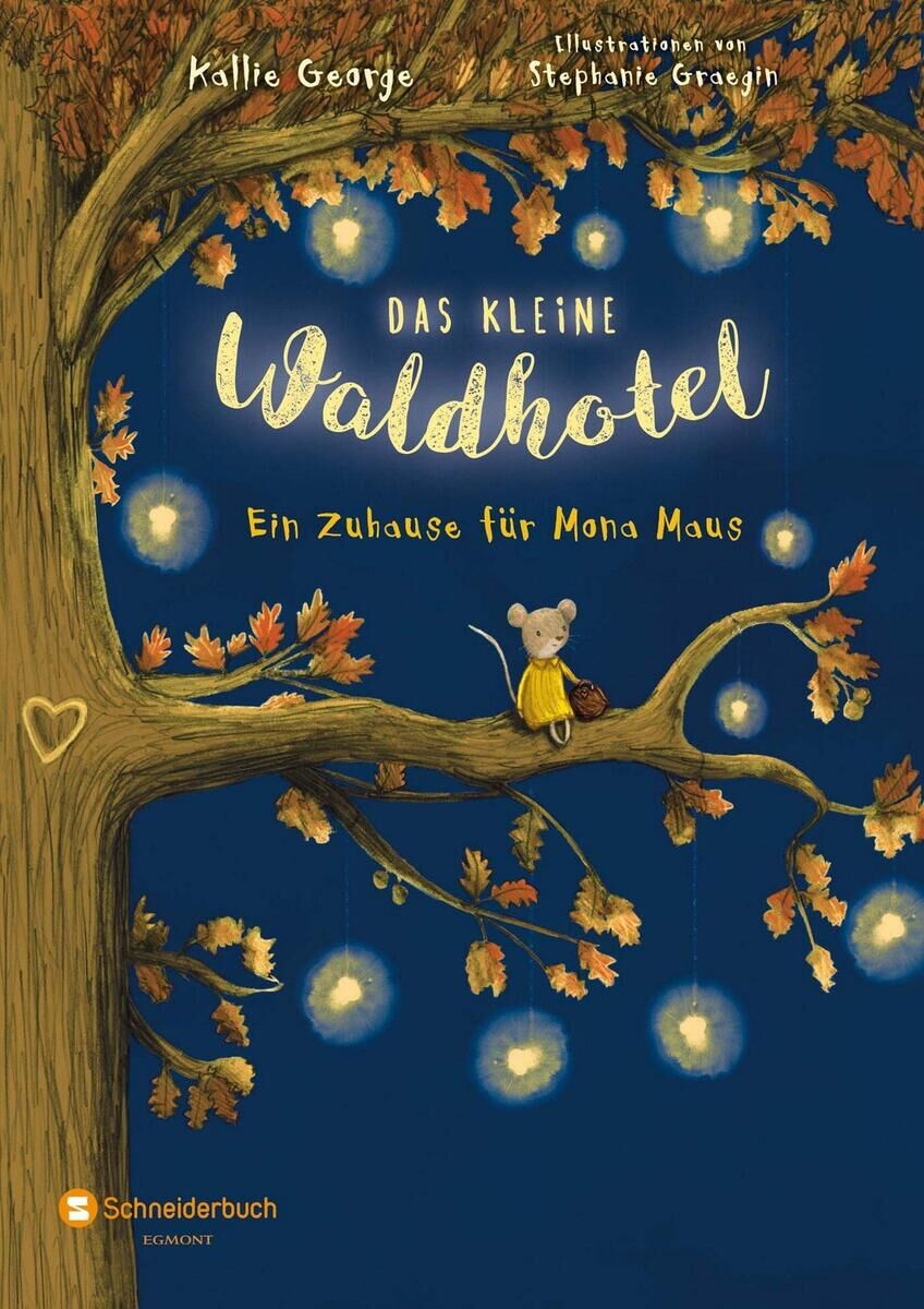 Das Bild zeigt das Buchcover von 'Das kleine Waldhotel, Band 01'. Eine Maus steht auf einem Ast in einem Baum, umgeben von beleuchteten Laternen und Herzen in einer nächtlichen Szene. Der Himmel ist blau, und der Baum ist braun und grün.