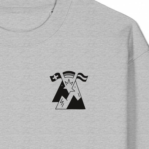 Hellgrauer Sweater mit kleinem schwarzen Symbol auf der Vorderseite, das stilisiert Berge, eine Schweizer Flagge und eine Grußformel darstellt. Das Design nimmt Bezug auf die Alpenregion und die sprachliche Vielfalt im deutschsprachigen Raum. 