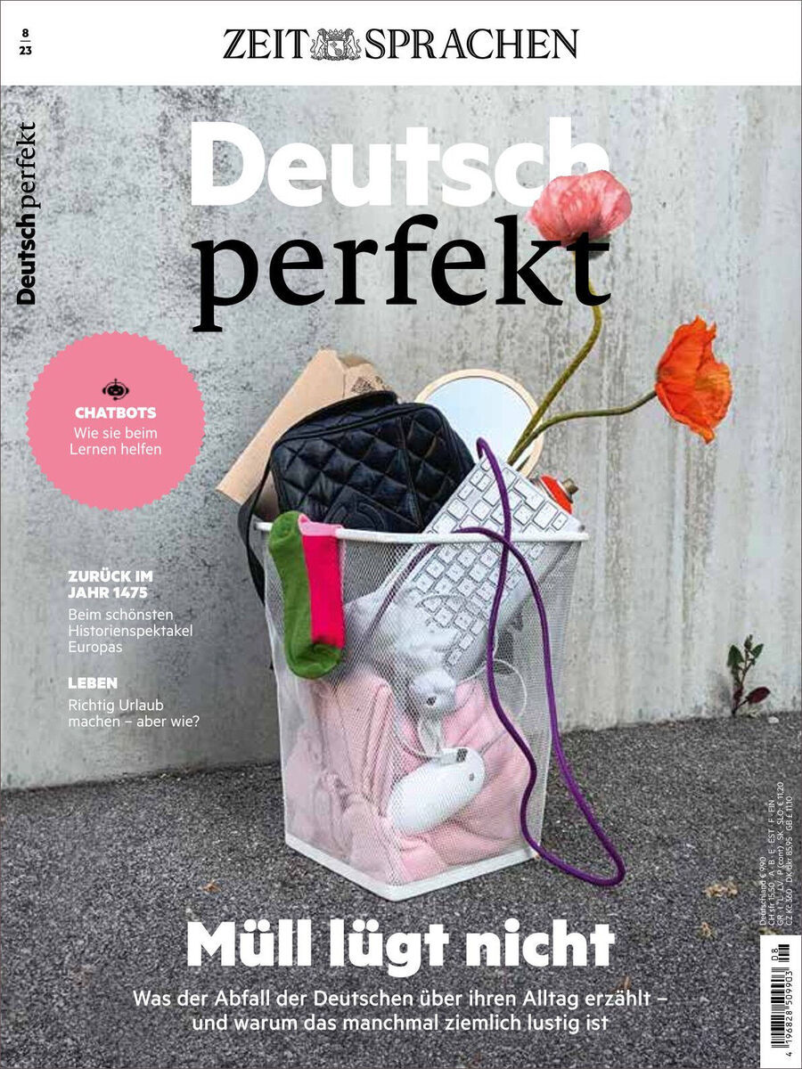 Titelbild des Magazins 'Deutsch perfekt' Ausgabe 08/2023. Ein Papierkorb mit verschiedenen Gegenständen wie einer Blume, Kleidung und anderen Haushaltswaren ist abgebildet. Auf dem Cover steht 'Müll lügt nicht'.