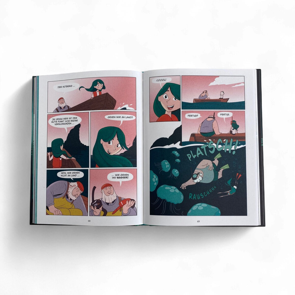 Detaillierte Comic-Doppelseite aus dem Comic "Krypto – geheimnisvolle Meereswesen. Eine sensationelle Entdeckung“ aus der ZEIT-Edition »Comics für Lesestars«. Zwei Figuren, ein Mädchen mit türkisfarbenen Haaren und ein älterer Mann, erleben auf dem Wasser durch stilisierte, farbenfrohe Panels ein spannendes Abenteuer mit Meereswesen.