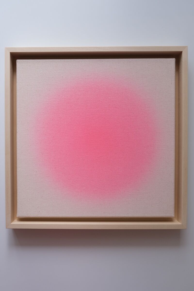 Quadratisches Kunstwerk in einem Holzrahmen mit Farbverlauf von rosa zu weiß auf einer texturierten Leinwand.